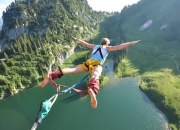 游戏试玩模拟器-赛道与球场，当F1新赛季揭幕战遇上喀麦隆打穿雷恩