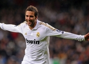 开云棋牌官网-赛道与绿茵，速度与坚韧的交响