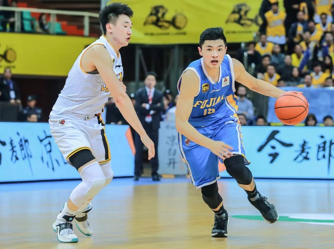 江苏男篮完胜江西队,积分排名逐渐上升 江苏男篮完胜江西队,积分排名逐渐上升