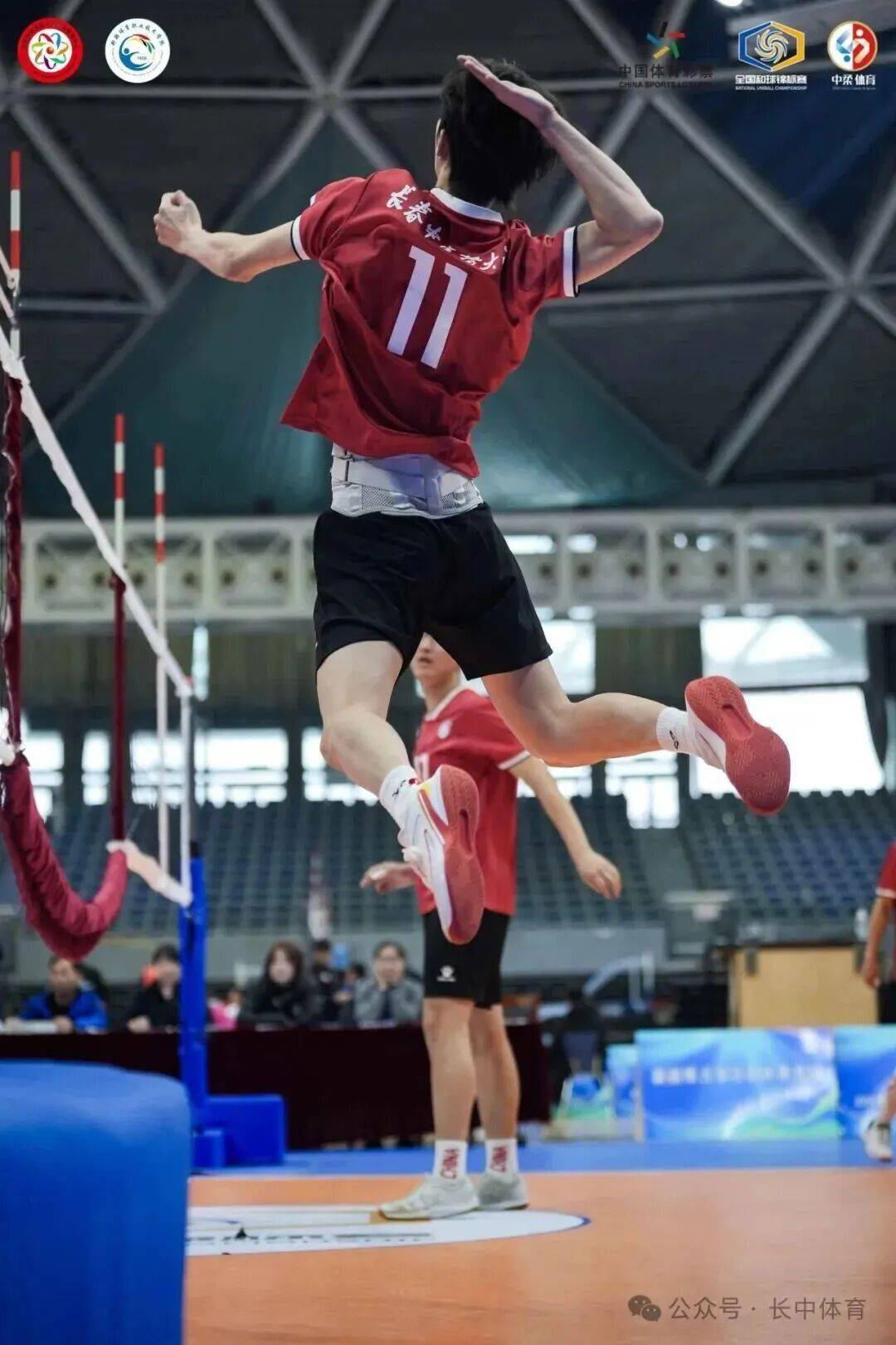 共赴热恋，运动员们在竞技场上勇夺桂冠