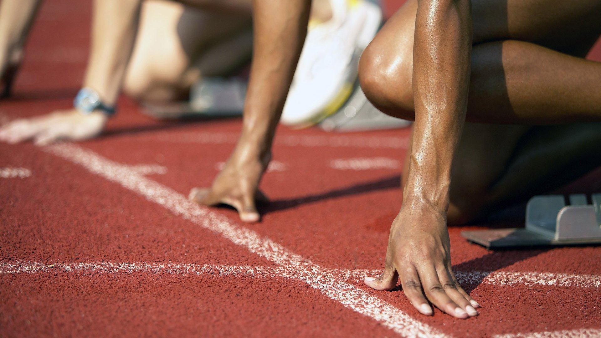 红牛二队险胜法拉利，塞恩斯带队取胜的战术奇迹